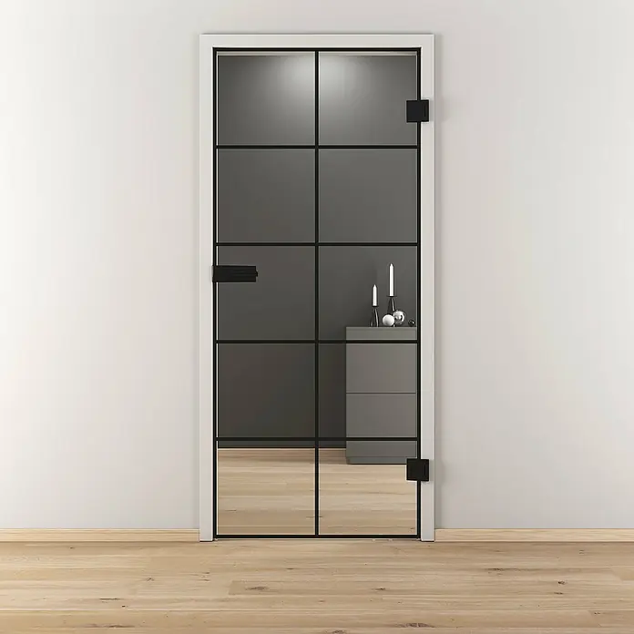 Diamond Doors Black Edition Glasdrehtür Loft - 834 x 1.972 mm, DIN Rechts, Klarglas - Elegante Glastür mit schwarzem Rahmen und Griff. Die Tür steht in einem modernen Interieur mit Holzboden und weißen Wänden.