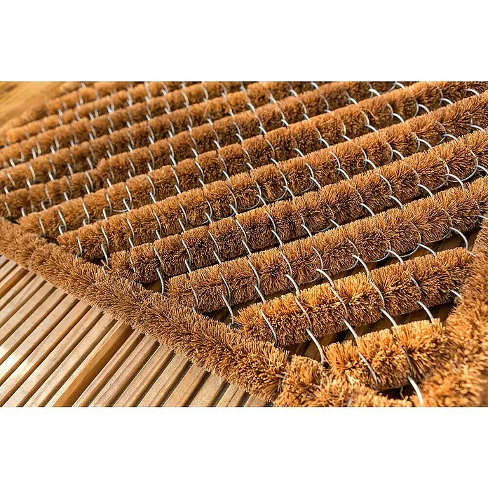 Astra Coco Fußmatte Brush - 40 x 60 cm, Kokos, Standard - Detailaufnahme einer braunen Fußmatte aus Kokosfasern, die mit Metallklammern befestigt ist. Rustikaler und natürlicher Look.