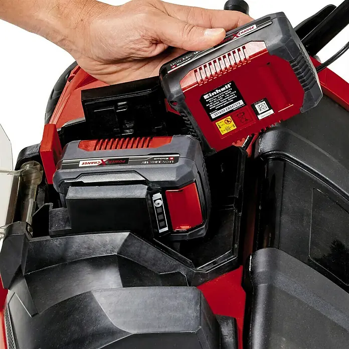 Einhell Power X-Change 18V Akku-Vertikutierer GE-SC 35/1 Li-Solo - Anzahl Akkus: Ohne Akku, 36 V, Arbeitsbreite: 35 cm - Nahaufnahme einer roten Einhell-Batterie, die in einen Akku-Rasenmäher eingesetzt wird. Praktisch und effizient für die Gartenarbeit.