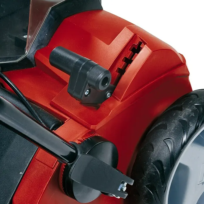 Einhell Power X-Change 18V Akku-Vertikutierer GE-SC 35/1 Li-Solo - Anzahl Akkus: Ohne Akku, 36 V, Arbeitsbreite: 35 cm - Detailaufnahme eines Rasenmähers in Rot mit Bedienelementen. Schärfentiefe liegt auf den Verstellhebeln und dem Rad des Geräts.