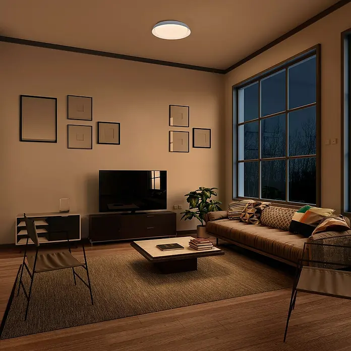 Ledvance SUN@Home LED-Wand- & Deckenleuchte rund Orbis Plate - 26 W, Ø x H: 43 x 7 cm, Weiß, Kaltweiß - Eine moderne Deckenleuchte in einem stilvollen Wohnzimmer mit bequemer Couch und dunklen Bilderrahmen an der Wand.