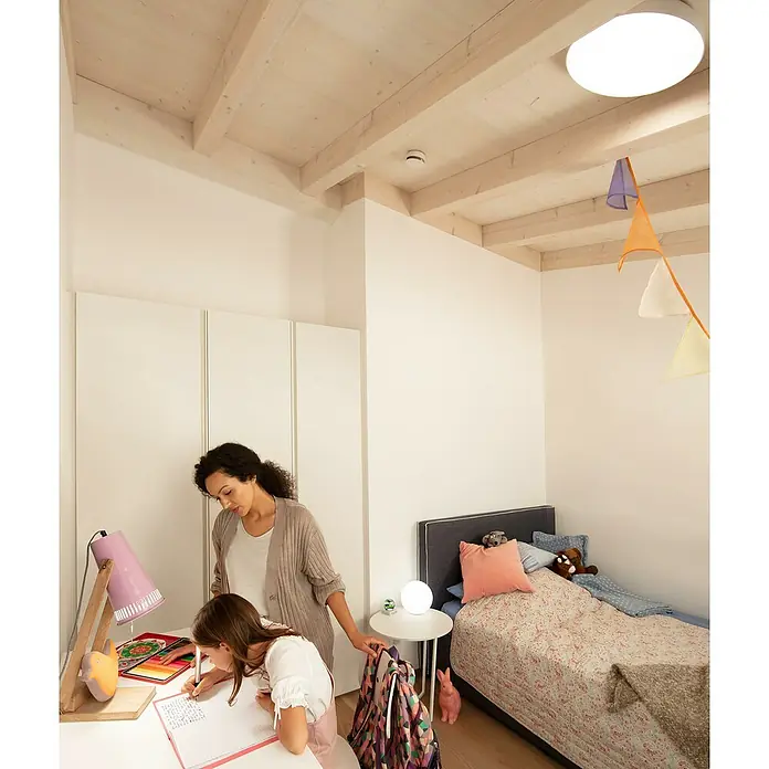 Ledvance SUN@Home LED-Wand- & Deckenleuchte rund Orbis Plate - 26 W, Ø x H: 43 x 7 cm, Weiß, Kaltweiß - Helle LED-Deckenleuchte in einem Kinderzimmer mit Holzbalkendecke, ideal für gleichmäßige Ausleuchtung und kinderfreundliches Design.