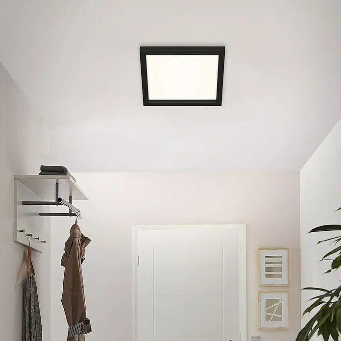 Briloner LED-Panel18 W, L x B x H: 29,5 x 29,5 x 8 cm, Schwarz, Warmweiß - Deckenleuchte mit schwarzem Rahmen und quadratischer, weißer Lichtfläche für eine moderne Beleuchtung im Raum.