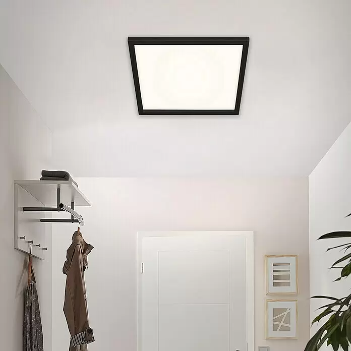 Briloner LED-Panel - 24 W, L x B x H: 44,5 x 44,5 x 8 cm, Schwarz, Warmweiß - Quadratische schwarze Deckenleuchte beleuchtet einen modernen Flur und spendet helles, diffuses Licht.
