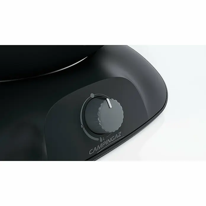 Campingaz Barbacoa de gas CV 360 - 2.400 W, Número de quemadores: 1 - Primer plano de un hornillo de gas Campingaz con un botón de control para ajustar la llama. El aparato es robusto, diseñado para uso exterior.