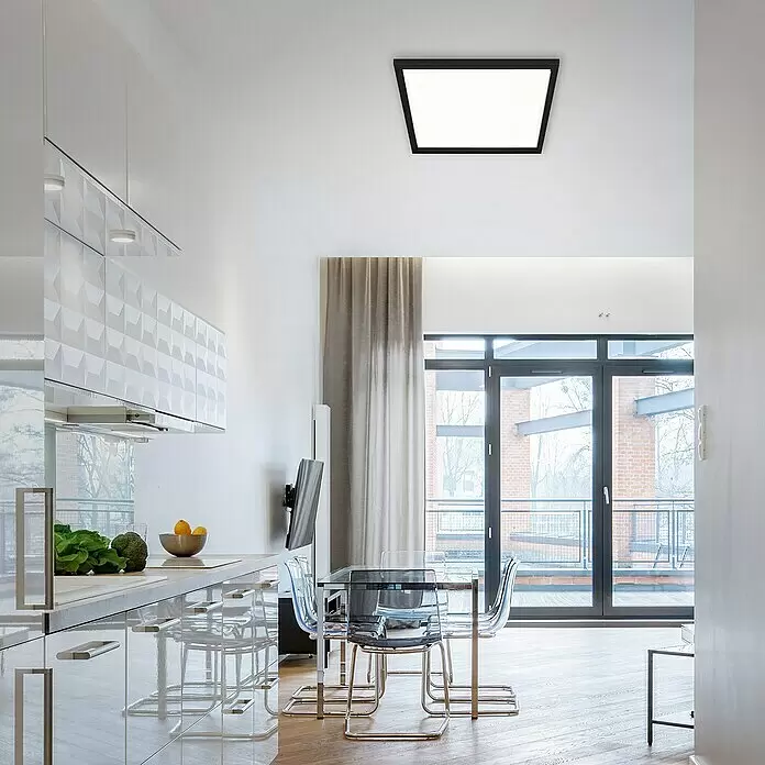 Briloner LED-Panel - 24 W, L x B x H: 44,5 x 44,5 x 8 cm, Schwarz, Warmweiß - Schwarz gerahmte rechteckige LED-Deckenleuchte erhellt eine moderne Küche/Essbereich.