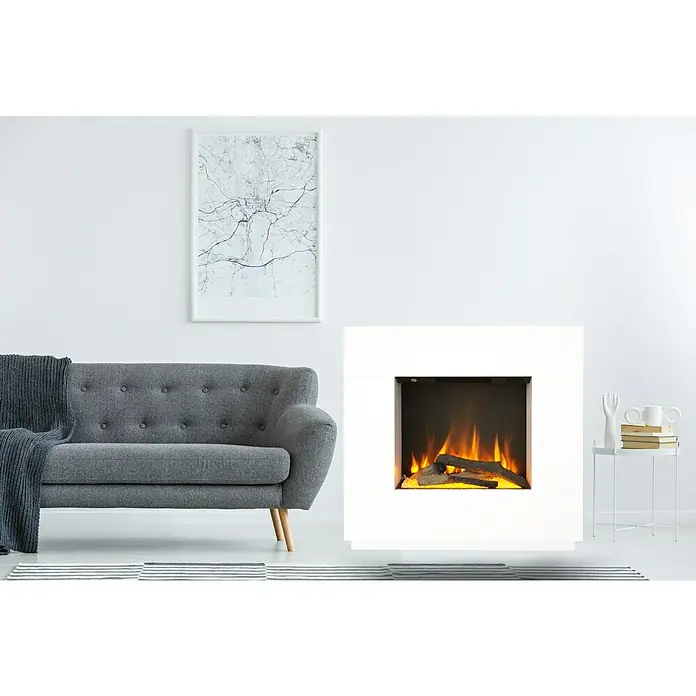 Voltomat HEATING Elektrischer Kamin Kalmar - Weiß, 26 x 80 x 76 cm - Wohnzimmer mit grauem Sofa, gerahmtem Bild und einem modernen weißen Elektrokamin mit loderndem Feuer für eine gemütliche Atmosphäre.