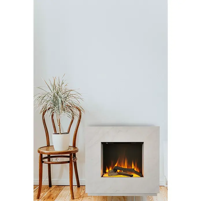 Voltomat HEATING Elektrischer Kamin Kalmar - Weiß marmoriert, 26 x 80 x 76 cm - Ein Zimmer mit einem modernen Marmorkamin und einem Holzstuhl mit einer Pflanze drauf, die eine warme und stilvolle Atmosphäre erzeugt.
