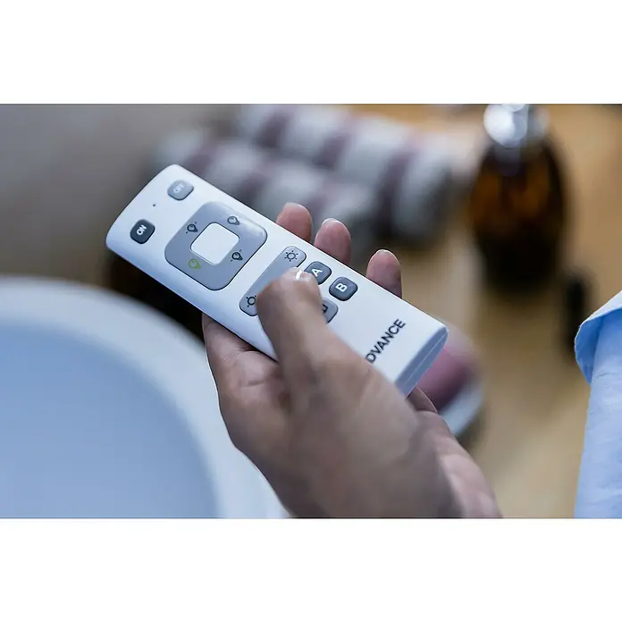 Ledvance Smart+ WiFi Fernbedienung COLOR CHANGE - Weiß, L x B x H: 120 x 41 x 19 mm - Hand bedient die Advance-Fernbedienung zur Steuerung von Lichtfunktionen. Das Gerät ist weiß und hat mehrere Knöpfe für verschiedene Einstellungen.