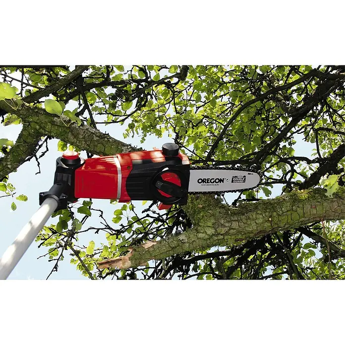 Einhell Power X-Change 18V Akku-Hochentaster GE-LC 18 Li T-Solo - 18 V, Li-Ionen, Ohne Akku, Schnittlänge: 17 cm - Eine rote Oregon-Astsäge schneidet Äste an einem Baum. Ideal für Gartenarbeiten, die ein sicheres und müheloses Beschneiden hoher Äste ermöglichen.
