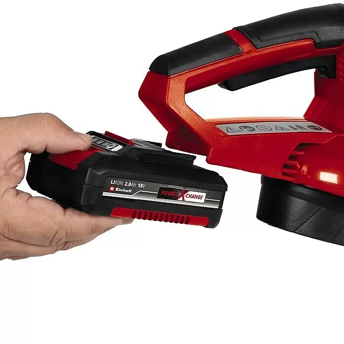 Einhell PXC 18V Akku-Laubbläser GC-CL 18 Li E-Solo - 18 V, Ohne Akku, Blasgeschwindigkeit: 210 km/h - Eine Hand setzt einen roten und schwarzen Einhell POWER X-CHANGE Li-ION 2.0Ah 18V Akku in ein rotes und schwarzes Elektrowerkzeug ein.