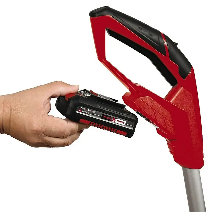 Einhell Power X-Change 18V Akku-Rasentrimmer GE-CT 18 Li-Solo - 18 V, Li-Ionen, Ohne Akku - Ein Akku-Gartengerät von Einhell mit einem Akku der Power X-Change Serie, der gerade eingesetzt wird.