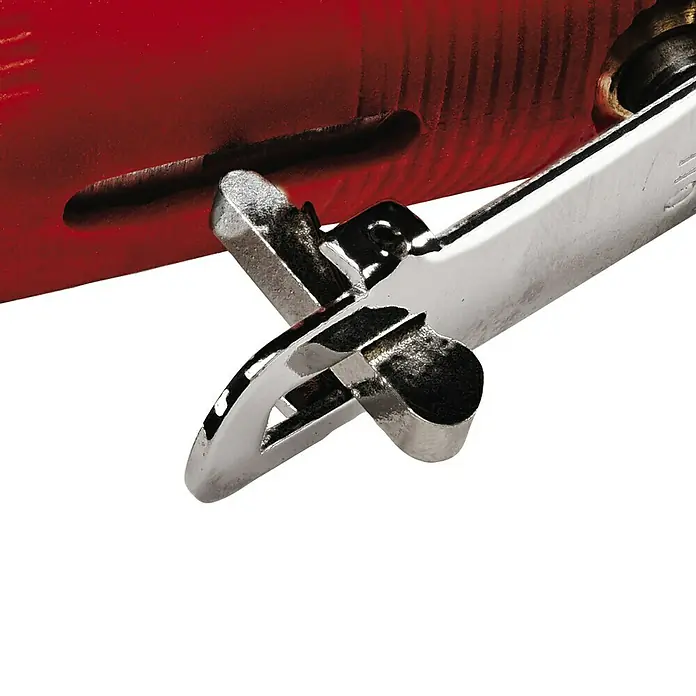 Einhell Classic Druckluft-Stabschleifer TC-PP 220 - 0 bar - 6,3 bar, 128 l/min, 22.000 U/min - Detailaufnahme einer Auto-Batterieklemme, die an einer roten Batterie befestigt ist. Das Bild zeigt die glänzende Metallklemme.