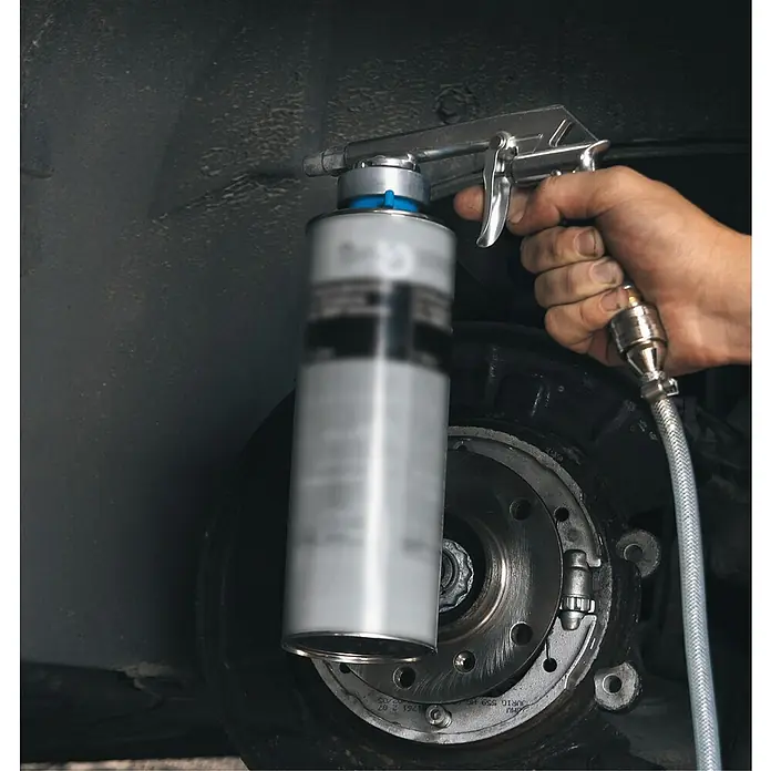 Einhell Unterbodenschutzpistole - Geeignet für: Kompressor - Ein Hand hält eine Spritzpistole mit einer Dose, die wahrscheinlich für Reparaturen am Auto verwendet wird.