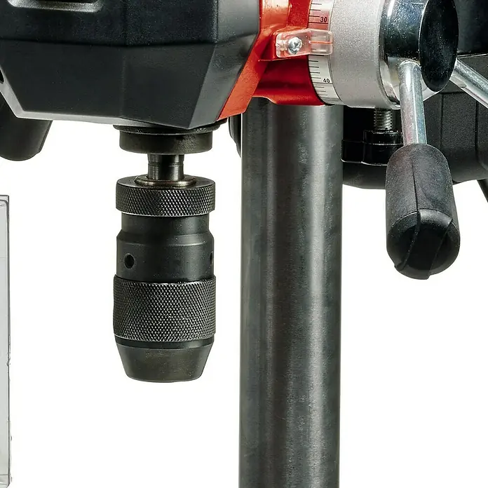 Einhell Tischbohrmaschine TE-BD 550 E - 450 W, Spannweite Bohrfutter: 0 mm - 13 mm - Nahaufnahme einer Bohrmaschine, die die Details des Bohrfutters und der umgebenden Komponenten hervorhebt.