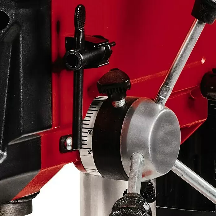 Einhell Classic Tischbohrmaschine TC-BD 500 - 500 W, Leerlaufdrehzahl: 300 U/min - 2.410 U/min, Spannweite Bohrfutter: 1,5 mm - 13 mm - Detailansicht eines Bohrmaschinen-Tiefenanschlags mit Skala (50-55) und Bedienhebeln in Rot, Schwarz und Silber.