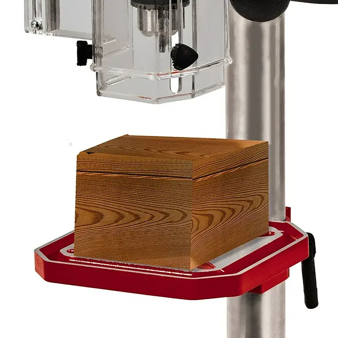 Einhell Classic Tischbohrmaschine TC-BD 500 - 500 W, Leerlaufdrehzahl: 300 U/min - 2.410 U/min, Spannweite Bohrfutter: 1,5 mm - 13 mm - Eine Tischbohrmaschine mit einem darauf platzierten Holzkästchen, ideal für präzise Bohrarbeiten in Holz.