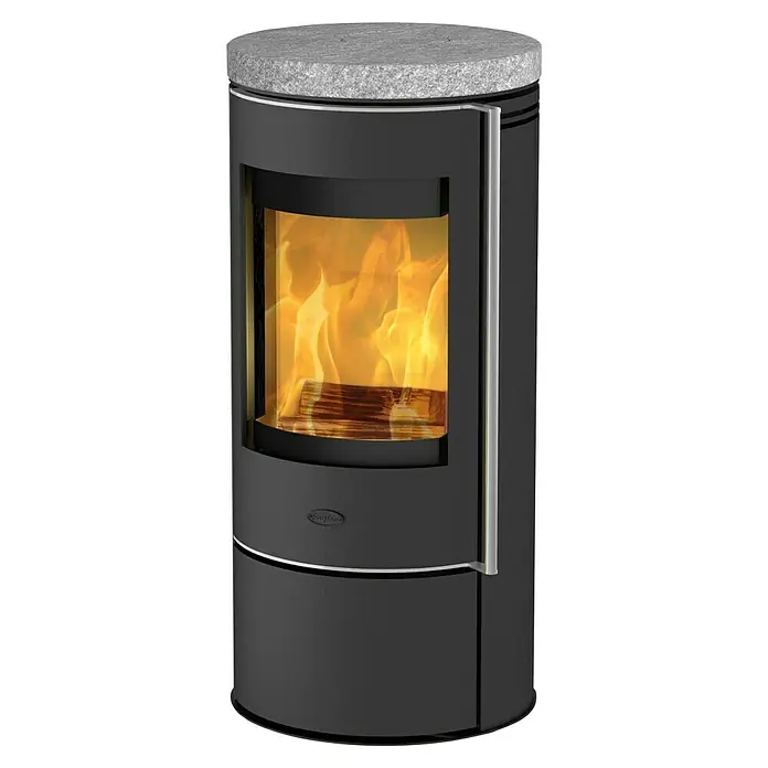 Fireplace Kaminofen Rondale - 5 kW, Raumheizvermögen: 90 m³, Material Verkleidung: Speckstein, Schwarz - Nahaufnahme eines Kaminofens mit sichtbaren Flammen und einer Steinplatte. Der Ofen hat ein modernes, dunkles Design und eine silberne Umrandung.