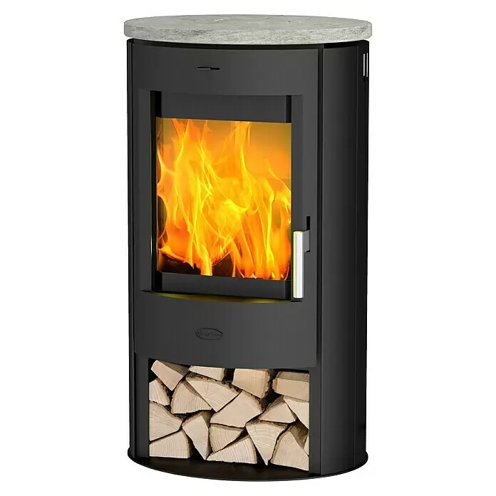 Fireplace Kaminofen Zaria - 6,6 kW, Raumheizvermögen: 108 m³, Material Verkleidung: Speckstein, Schwarz - Schwarzer Kaminofen mit grauer Steinplatte, sichtbarem Feuer hinter Glas und gestapeltem Brennholz im Sockel.
