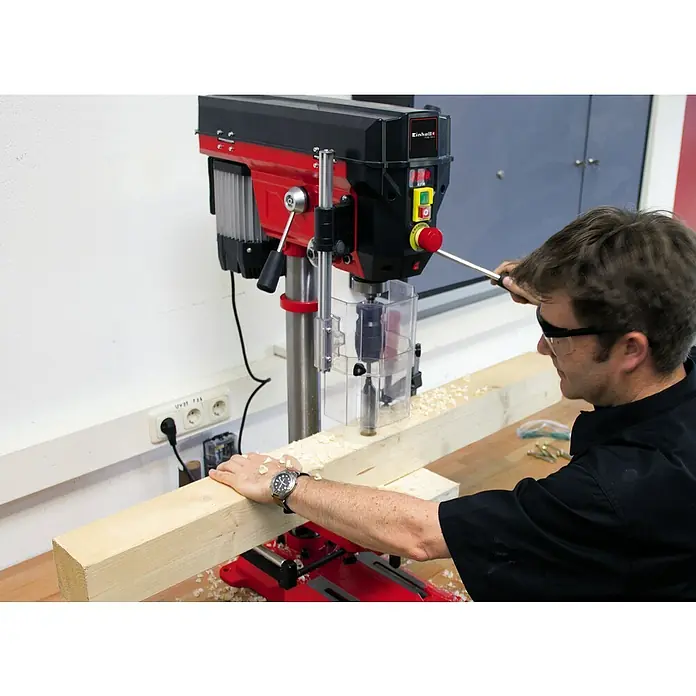 Einhell Tischbohrmaschine TE-BD 750 E - 750 W, 450 U/min - 2.500 U/min - Der Einhell Standbohrmaschine ist in Aktion zu sehen, ein unverzichtbares Werkzeug für präzise Bohrarbeiten in jeder Werkstatt.
