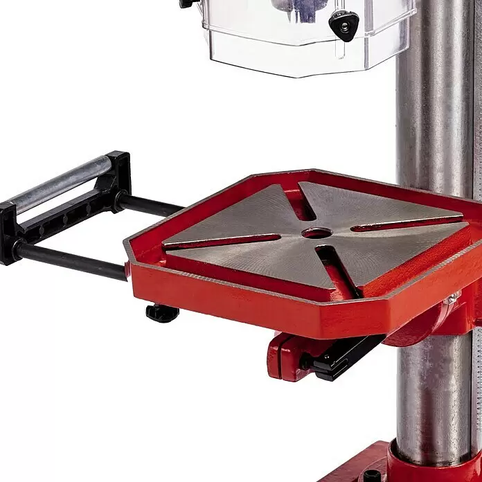 Einhell Tischbohrmaschine TE-BD 750 E - 750 W, 450 U/min - 2.500 U/min - Roter Bohrmaschinentisch mit genuteter Metallfläche, schwarzem/silbernem Werkstückhalter und Säule mit Schutzhaube.