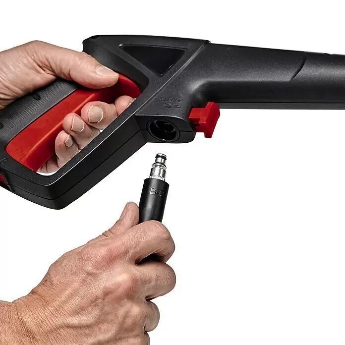 Einhell Classic Hochdruckreiniger TC-HP 90 - 1.200 W, Fördermenge: 372 l/h - Eine Person verbindet einen schwarzen Schlauch mit einem silbernen Schnellanschluss an die schwarz-rote Hochdruckreinigerpistole.