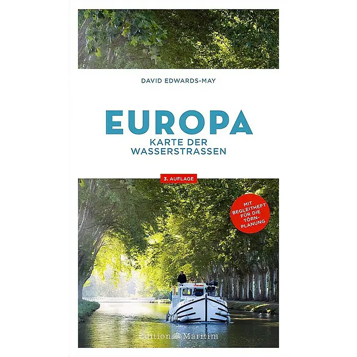 Europa - Karte der Wasserstraßen; David Edwards-May, Getty Images Deutschland GmbH (Fotograf), imago - Fotograf - Das Cover des Buches "Europa Karte der Wasserstraßen" von David Edwards-May zeigt ein Boot auf einem Kanal, umgeben von Bäumen.