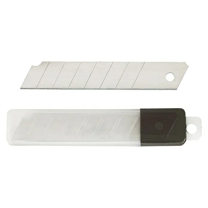 Cúter Hojas recambio - 18 mm, 10 ud. - Imagen de una cuchilla de cuchillo y un protector de cuchilla que se muestra sobre un fondo negro.