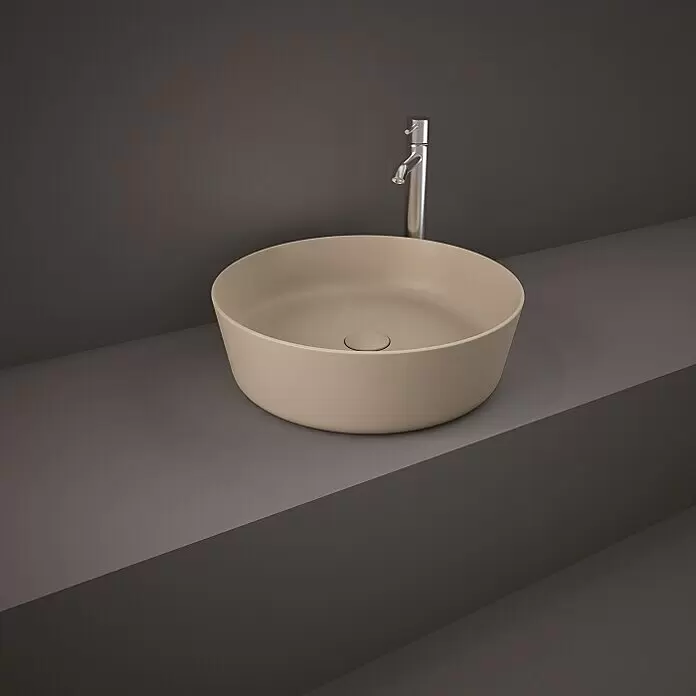 RAK Ceramics Feeling Aufsatzwaschbecken - Durchmesser: 42 cm, Ohne Spezialglasur, Hahnloch: Ohne, Ohne Überlauf, Cappuccino, Matt - Matt beiges rundes Aufsatzwaschbecken mit integriertem Ablauf und Chromarmatur.