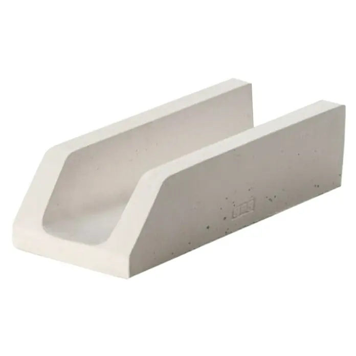 BHS Mallorca Gárgola - 30 x 17 cm, Gris, Hormigón - Primer plano de un canal de hormigón en forma de U.