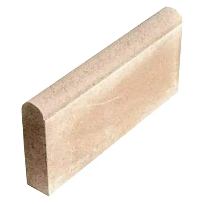 BHS Mallorca Bordillo - 50 x 7 x 25 cm, Crema, Hormigón - Esta imagen muestra un solo bordillo oblongo hecho de piedra de color claro con un borde ligeramente biselado y redondeado.
