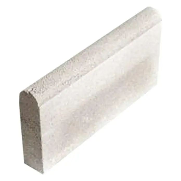 BHS Mallorca Bordillo - 50 x 7 x 25 cm, Gris, Hormigón - Primer plano de un bordillo de color claro con un borde redondeado, ideal para jardinería y paisajismo.