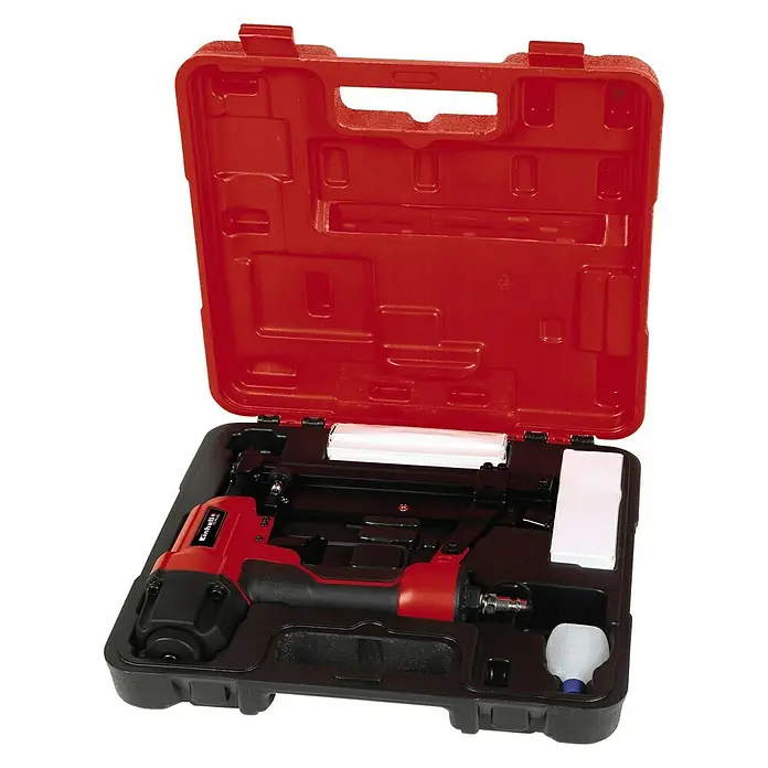 Einhell Drucklufttacker TC-PN 50 - Betriebsdruck: 8,3 bar, Magazinkapazität: 100 Nägel/Klammern - Ein roter Nagler in einem schwarzen und roten Werkzeugkasten mit weißen Zubehörteilen, der zur Aufbewahrung und zum Transport dient.