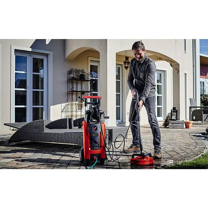 Einhell Flächenreiniger - Passend für: Einhell Hochdruckreiniger TC-HP 90, TC-HP 130, TE-HP 140 und TE-HP 170, Durchmesser: 300 mm - Ein Mann benutzt einen Einhell Hochdruckreiniger mit Flächenreiniger, um eine Terrasse zu säubern. Ideal für Haus & Garten.