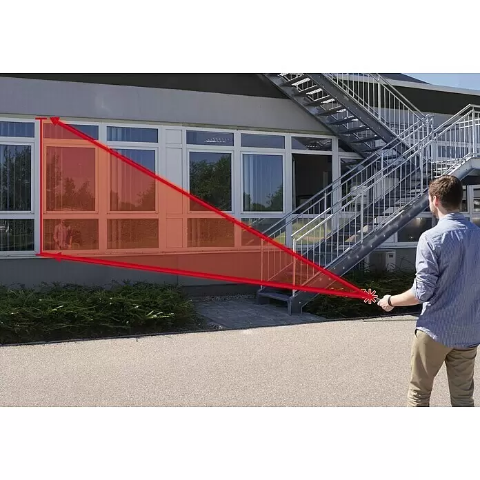 Einhell Classic Laserentfernungsmesser TC-LD 50 - Messbereich: 0,05 - 50 m - Mann demonstriert Laser-Entfernungsmesser zur Höhenmessung eines Fensters; rote Messlinien sichtbar.