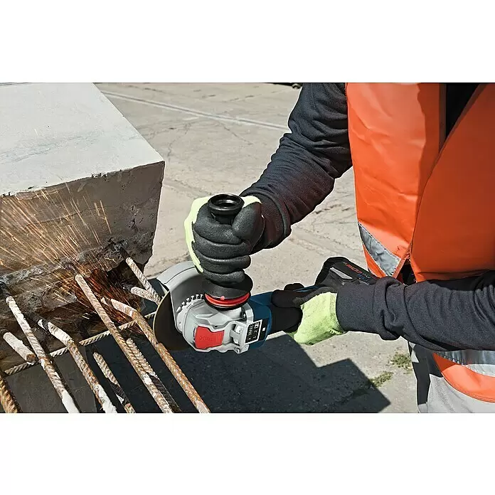 Bosch Professional AMPShare 18V Akku-Winkelschleifer GWX 18V-10 - Ohne Akku, Durchmesser Scheibe: 125 mm - Person schneidet mit blau-grauem kabellosem Bosch Winkelschleifer Bewehrungsstahl, Funken sprühen.