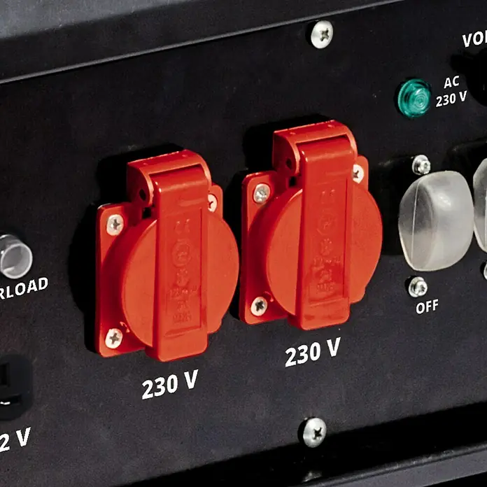 Einhell Classic Stromerzeuger TC-PG 65/E5 - Tankvolumen: 25 l - Nahaufnahme von zwei roten 230-V-Steckdosen an einem schwarzen Bedienfeld. Ideal für Stromversorgung.