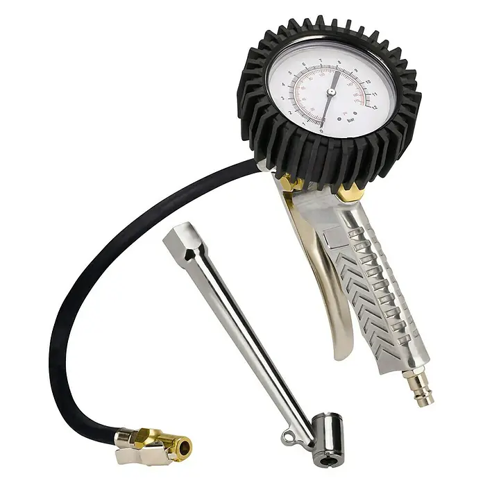 Einhell Reifenfüllmesser Profi - Betriebsdruck: 8 bar - Nahaufnahme eines Reifendruckmessgeräts mit Manometer, Griff und Schlauch, ideal zum Überprüfen und Anpassen des Reifendrucks.