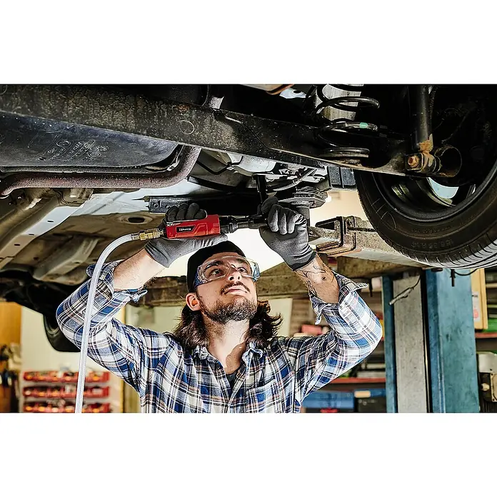 Einhell Classic Druckluft-Ratschenschrauber TC-PR 68 - 0 bar - 6,3 bar - Ein Mechaniker benutzt einen Einhell Druckluft-Ratschenschrauber unter einem Auto.