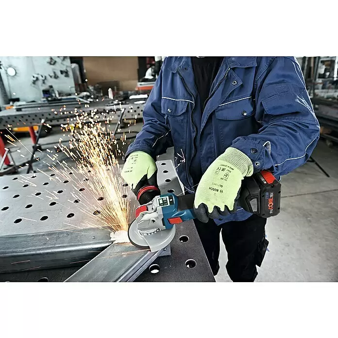 Bosch Professional AMPShare 18V Akku-Winkelschleifer GWX 18V-10 - Ohne Akku, Durchmesser Scheibe: 125 mm - Arbeiter benutzt blauen/schwarzen Bosch ProCORE 18V Winkelschleifer, um Metall zu schneiden, erzeugt helle Funken in Werkstatt.