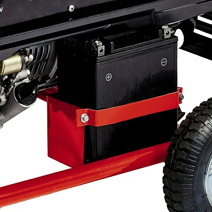 Einhell Classic Stromerzeuger TC-PG 65/E5 - Tankvolumen: 25 l - Nahaufnahme einer schwarzen Gerätebatterie, die mit einem roten Metallband an einer roten Halterung befestigt ist.