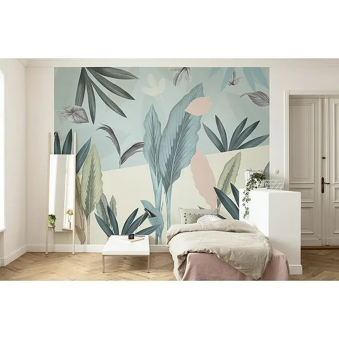 Komar Fototapete Naive - B x H: 300 x 250 cm, Vlies - Schlafzimmer mit einer Tapete mit tropischen Pflanzenmotiven in Grün- und Blautönen, die eine ruhige und stilvolle Atmosphäre schafft.