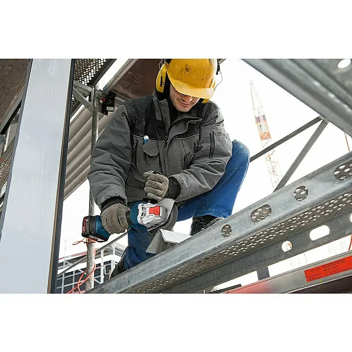 Bosch Professional AMPShare 18V Akku-Winkelschleifer GWX 18V-8 125 mm - Ohne Akku, Durchmesser Scheibe: 125 mm - Ein Handwerker benutzt eine Bosch Akku-Winkelschleifmaschine auf einem Gerüst, um ein Metallstück zu bearbeiten. Sicherheitsausrüstung ist erkennbar.