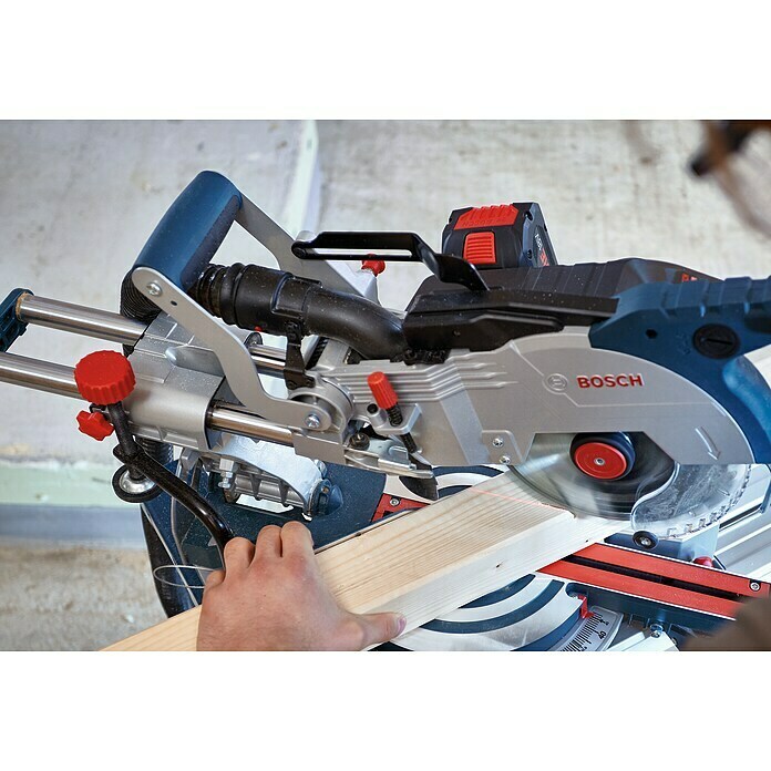 Bosch Professional Biturbo Akku-Kapp- & Gehrungssäge GCM 18V-21618 V, 2 Akkus, 8 Ah, Durchmesser Sägeblatt: 216 mm Use Shot