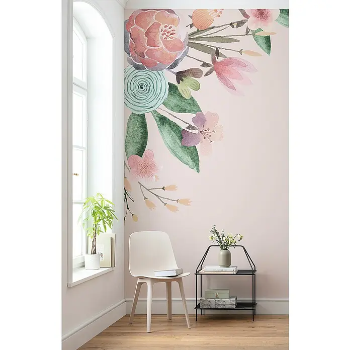 Komar Fototapete Fleur Bisou - B x H: 200 x 250 cm, Vlies - Ein Zimmer mit einem Fenster, einer Pflanze, einem Stuhl und einem kleinen Tisch mit Blumenvase und Büchern, geschmückt mit floralen Wandbildern.