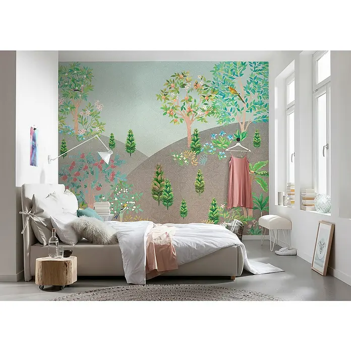 Komar Fototapete Persian GardenB x H: 300 x 250 cm, Vlies - Schlafzimmer mit gemusterten Wandtapeten mit Baum-, Hügel- und Vogelmotiven. Ein bequemes Bett und Nachttisch ergänzen den Raum.