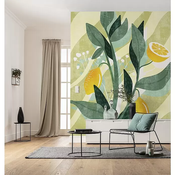 Komar Fototapete Lemon Fresh - B x H: 200 x 250 cm, Vlies - Modernes Wohnzimmer mit lebendiger Zitronen-Blätter-Wandtapete, minimalistischen Möbeln und Holzböden.