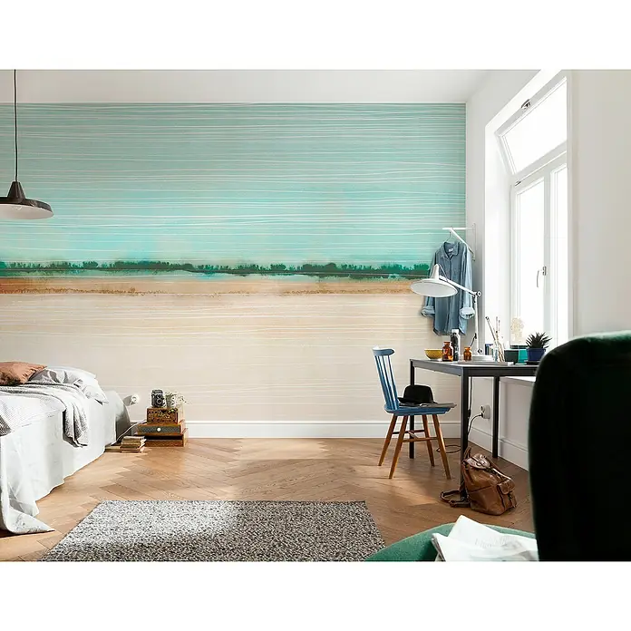 Komar Fototapete Drift - B x H: 350 x 250 cm, Vlies - Zimmer mit einer Wandtapete, die eine stilisierte Landschaft zeigt, mit einem Bett, einem Schreibtisch und einem Stuhl.
