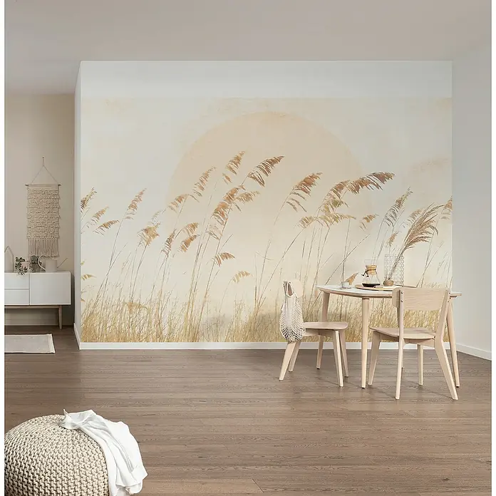 Komar Fototapete Dune Grass - B x H: 400 x 250 cm, Vlies - Ein stilvolles Zimmer mit einer Wandtapete mit Gräsern, einer weißen Kommode und einem Holzboden, die eine gemütliche Atmosphäre schafft.