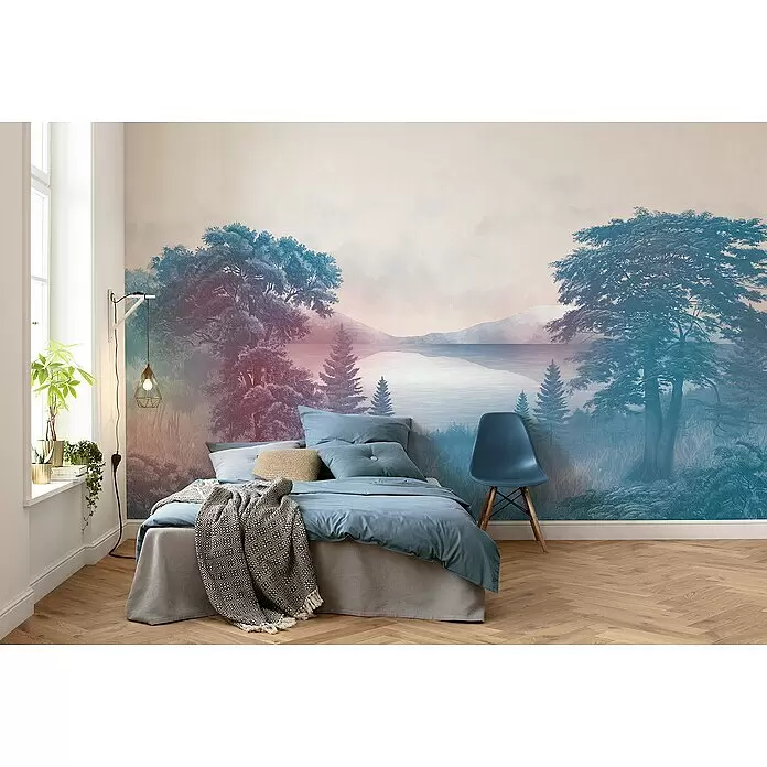 Komar Fototapete Forestland - B x H: 400 x 250 cm, Vlies - Schlafzimmer mit einer Wandmalerei, die See und Wald zeigt, ergänzt durch ein Bett in Blau und Grau.